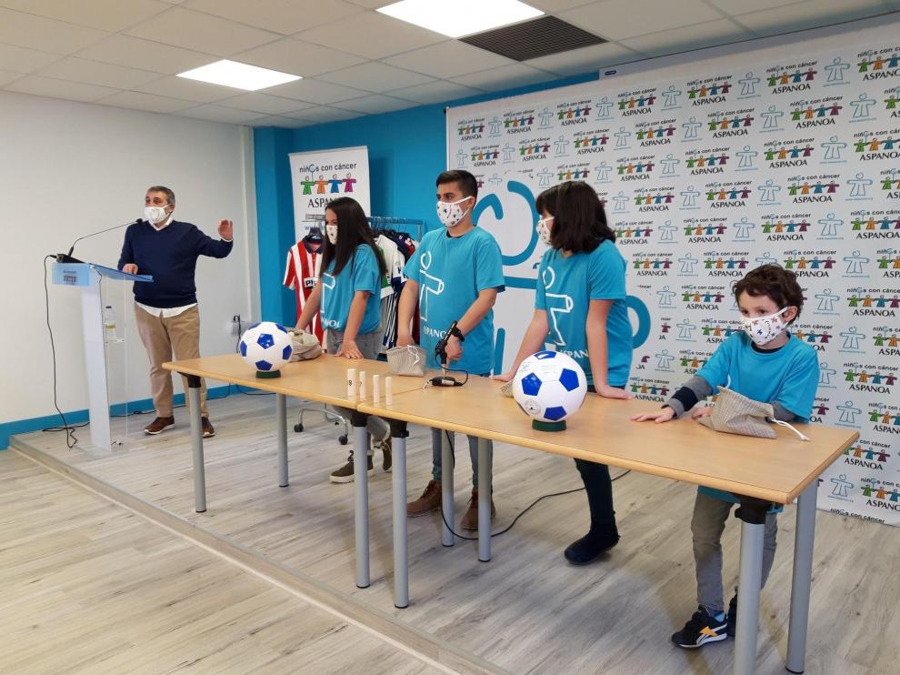 Cuatro niños de Aspanoa han obtenido esta mañana los números ganadores de los 250 balones y las 12 camisetas que se sorteaban.