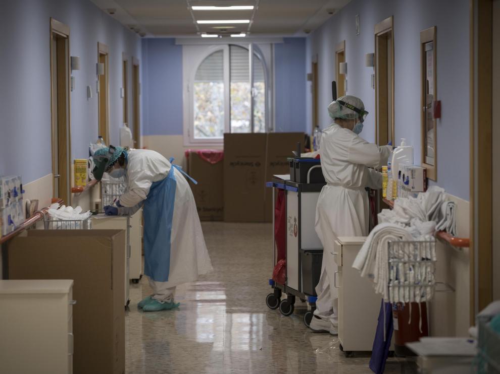 Sanitarios del Hospital San Juan de Dios, en el área dedicada a pacientes covid.