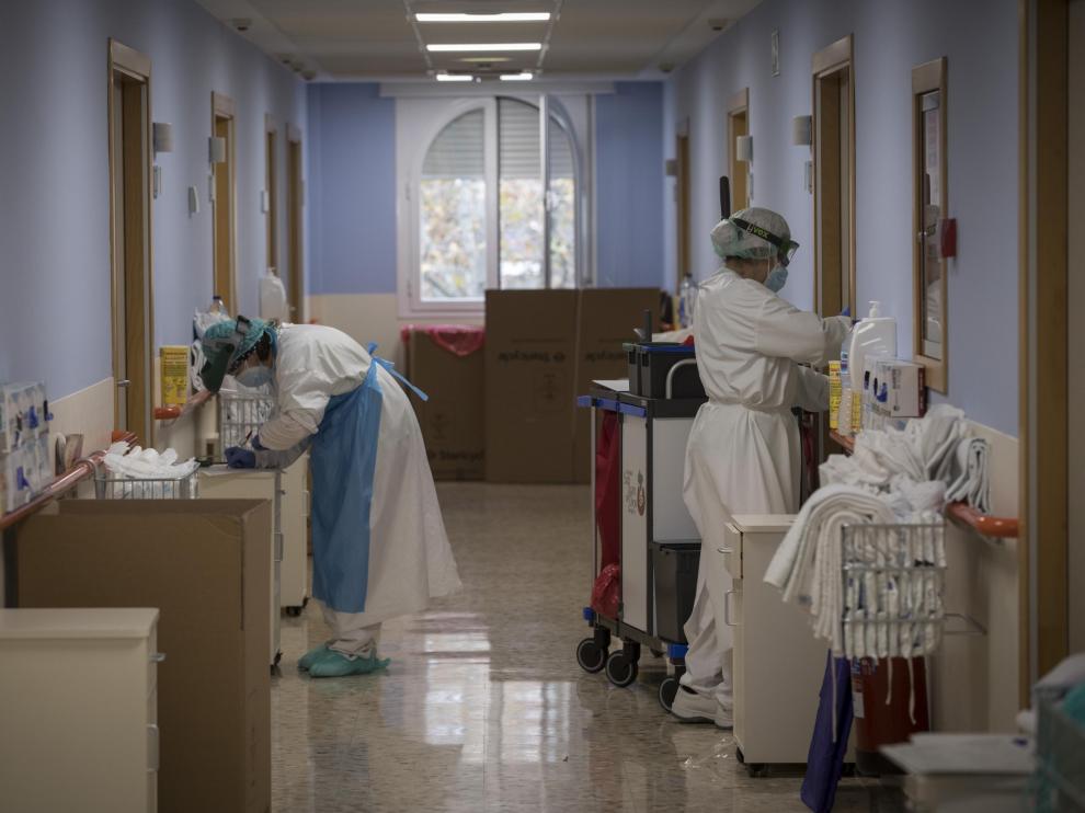 Sanitarios del Hospital San Juan de Dios, en el área dedicada a pacientes covid.