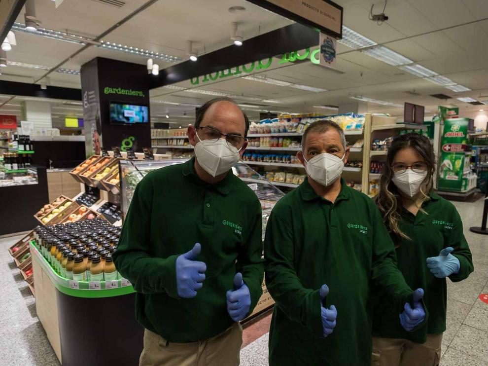 Irene Pérez, Luis Soroya y Mariano Torres son los tres empleados de Gardeniers que atienden el espacio del centro de empleo en Hipercor.