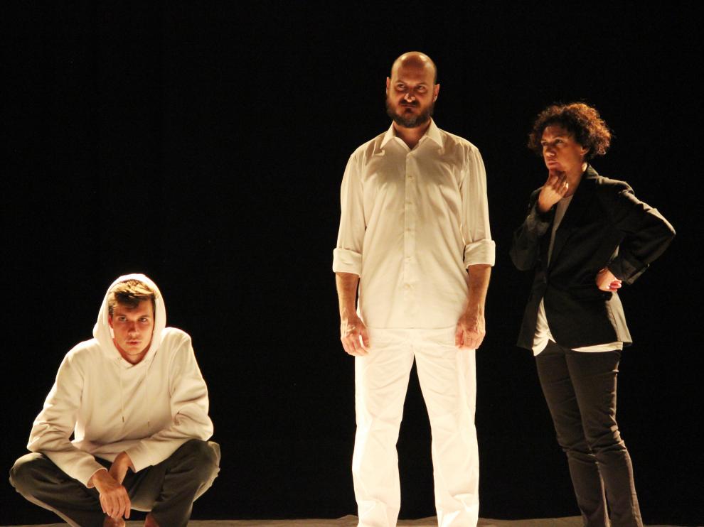 Diego Garisa, Nicolás Sanz y María Pérez, protagonistas de la obra.