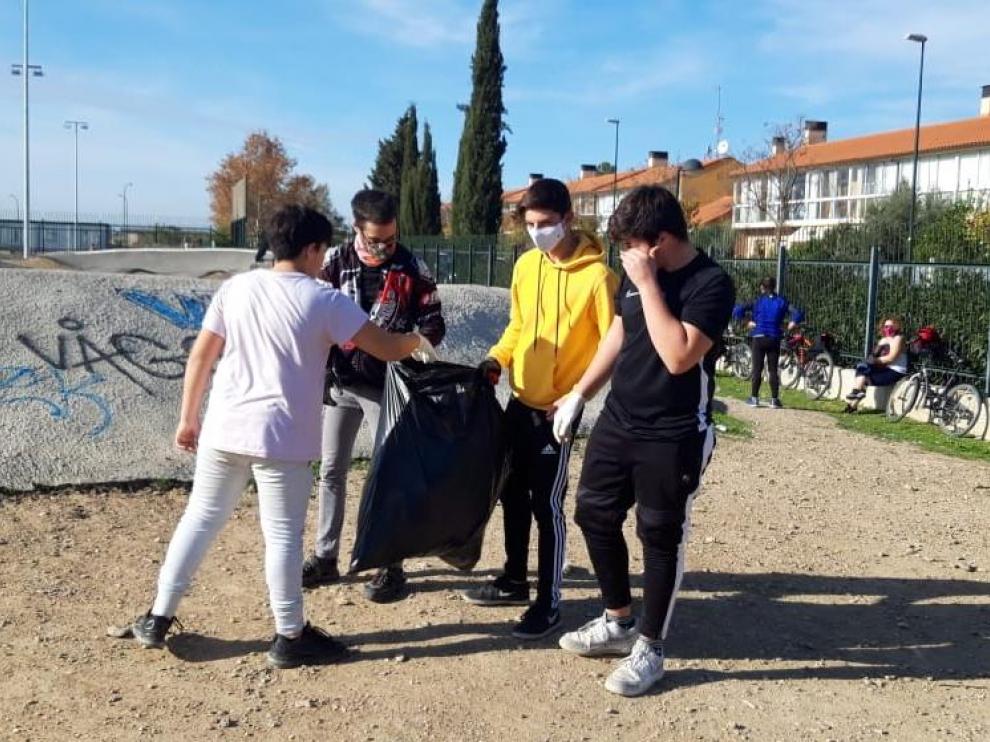 Jóvenes participando en la recogida de basura del pump-track.