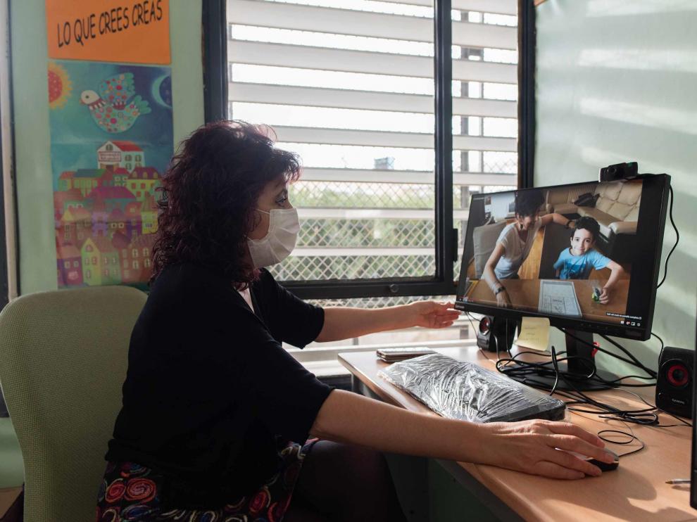 Por la pandemia, la maestra Mari Mar Fraj no puede ir a casa de sus alumnos; ahora, se conecta con ellos ‘online’ desde su despacho del CEIPRecarte y Ornat.