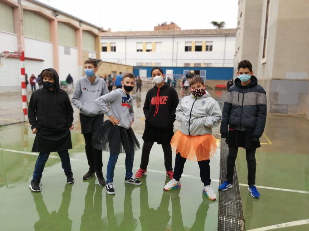Está claro. Los chicos también llevan falda