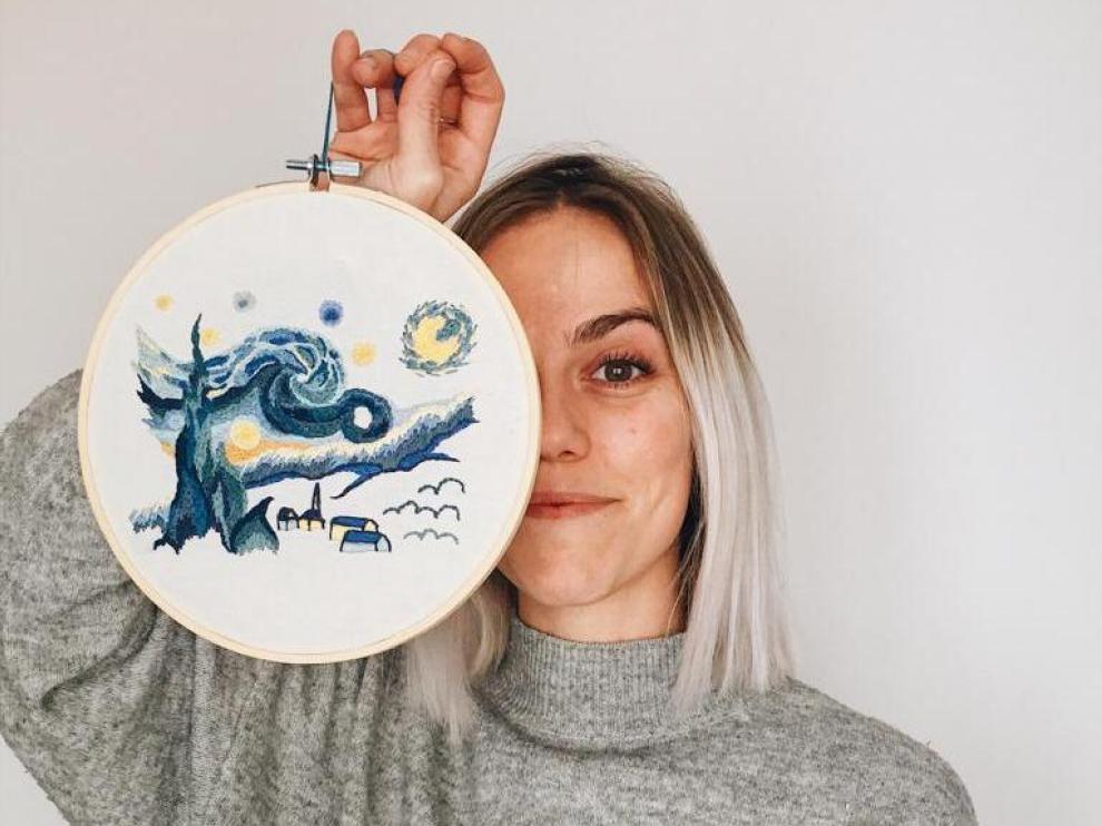 Natalia Pérezgrueso, de Venticatorce Estudio, con uno de sus bordados.