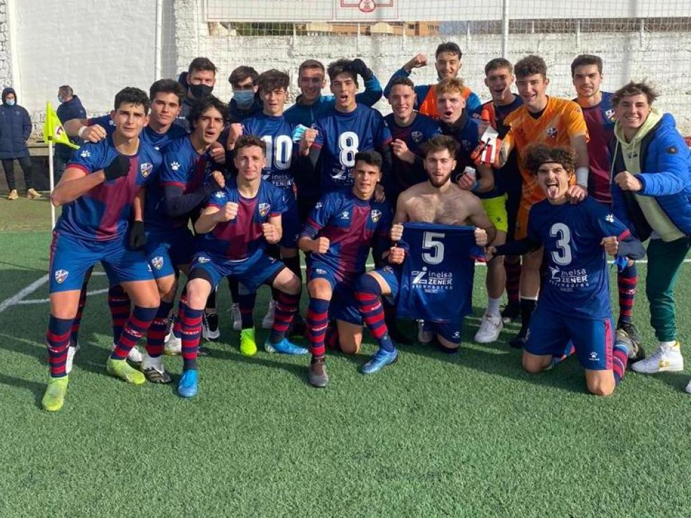 Los jugadores de la SD Huesca celebran su victoria ante El Olivar.