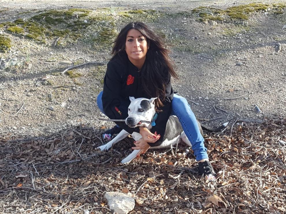 Sheila Herrero y la perra que tiene en adopción, Sacha.