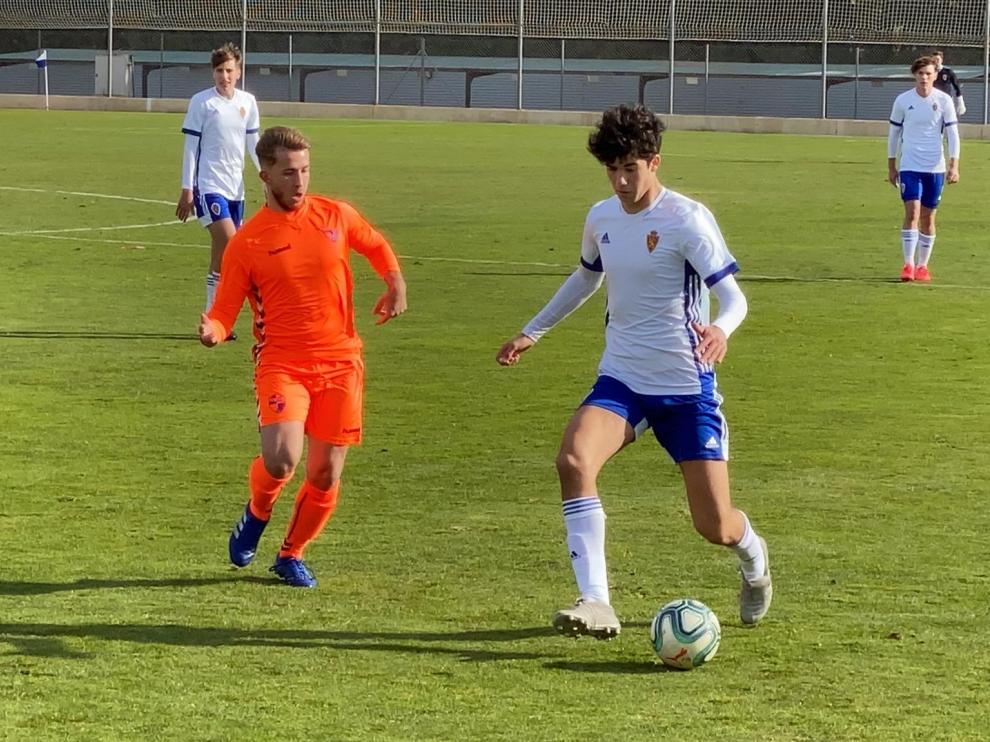 Un jugador del Ebro presiona a un jugador del Real Zaragoza.