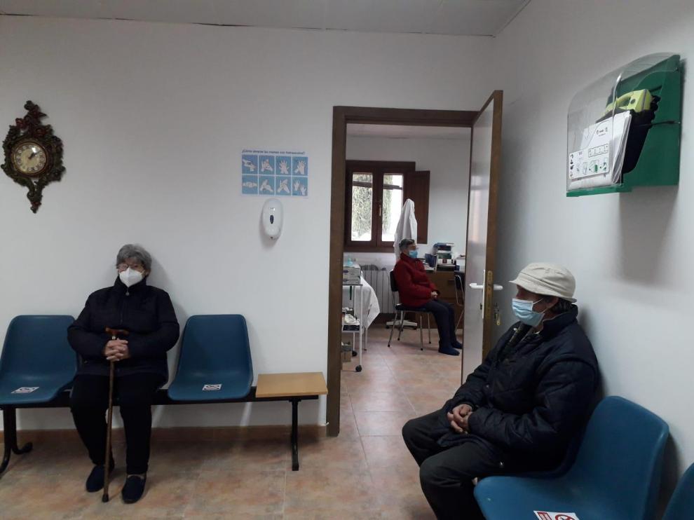 Tres personas esperan en el consultorio de Lobera de Onsella