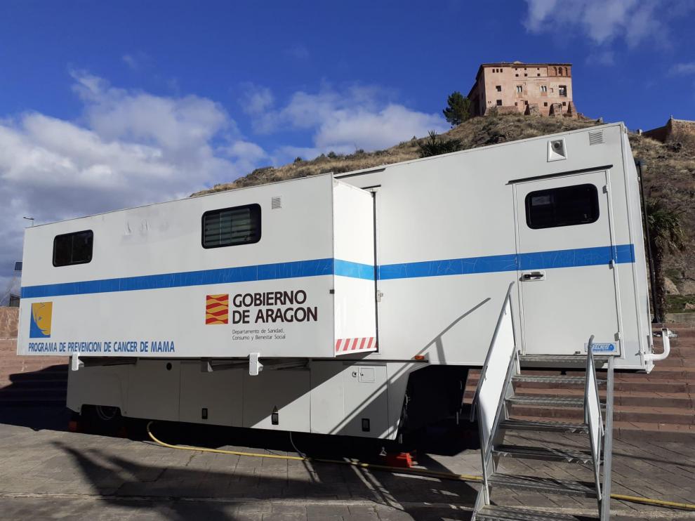 Unidad móvil instalada en Illueca para la detección del cáncer de mama.