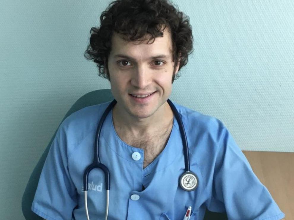 El médico intensivista Pablo Ruiz de Gopegui trabaja en la uci polivalente del Miguel Servet.