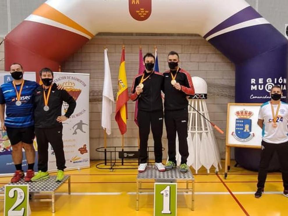 Luis Alberto Morcillo y Álvaro Rangil, en el primer cajón del podio dobles masculino del Nacional sénior de bádminton