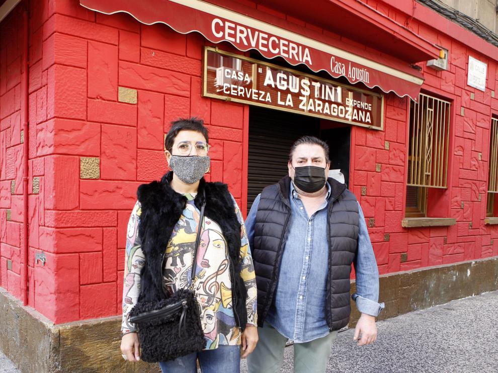 María José Sebastián y Eduardo Casamián, en la fachada de Casa Agustín.