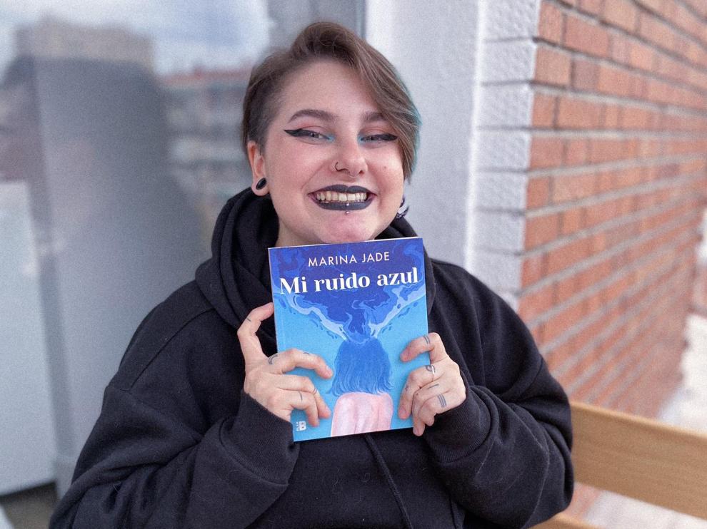 Marina Jade sosteniendo su libro, 'Mi ruido azul'.