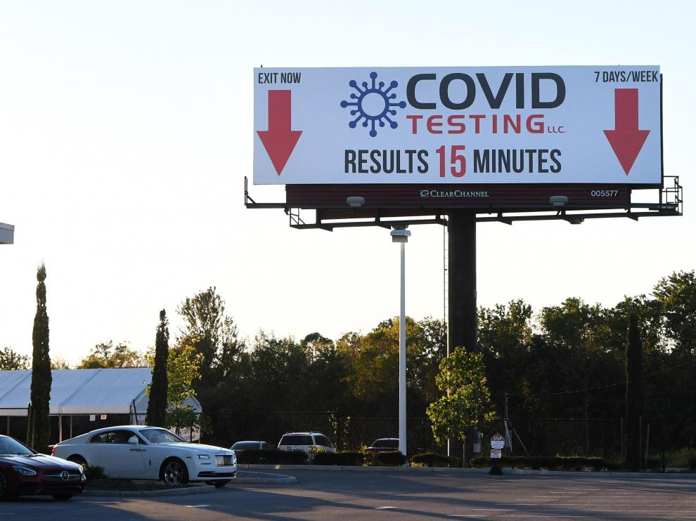 Un anuncio de pruebas para detectar el coronavirus en Estados Unidos.