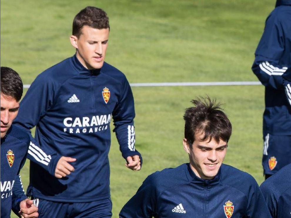 Nieto, tras Zapater, Francho y Francés, un grupeto de aragoneses en el entrenamiento del Real Zaragoza.