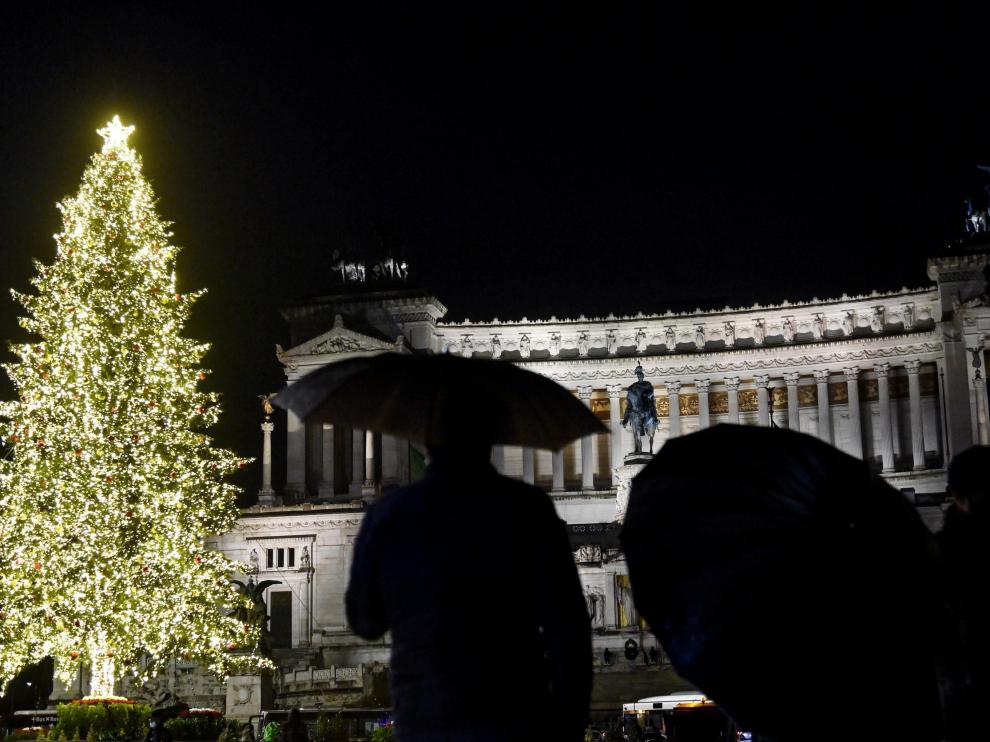Iluminación navideña en la plaza Venecia de Roma.