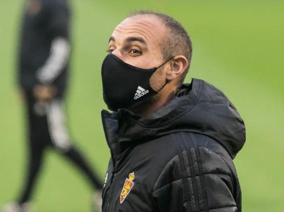 Iván Martínez, tras la mascarilla, gesticula en el entrenamiento del equipo.