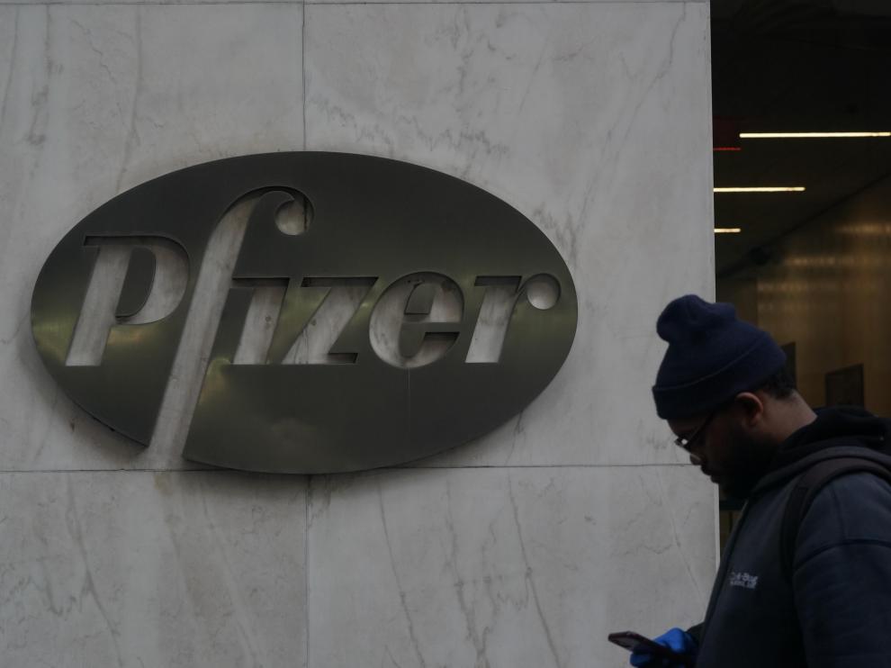 Un hombre camina junto a la sede de Pfizer en Nueva York.