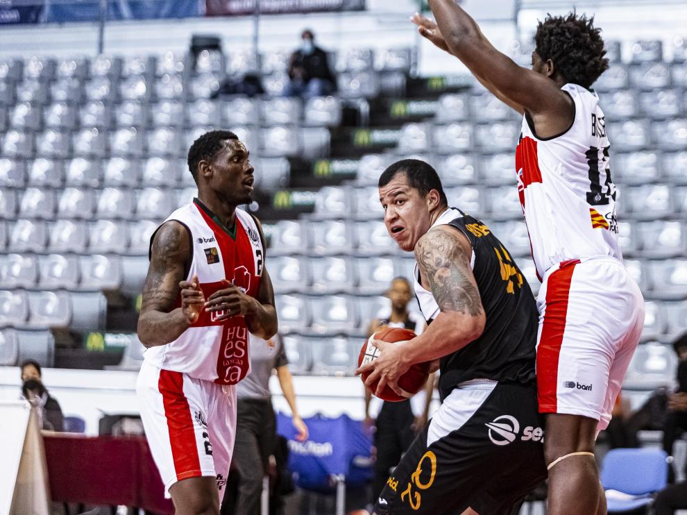 Omogbo y Butler tratan de frenar a Buchanan.