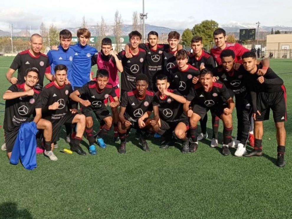 Los jugadores del IPC la Escuela celebran la victoria frente al Juventud