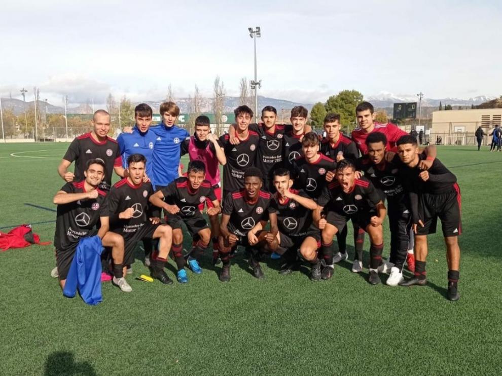 Los jugadores del IPC la Escuela celebran la victoria frente al Juventud