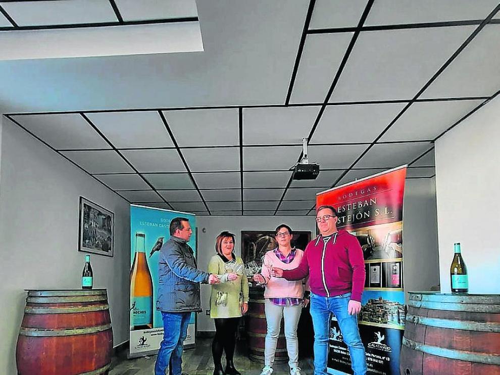 En la imagen, los propietarios de la bodega, en la sala de catas, con su vino ‘180 noches’.