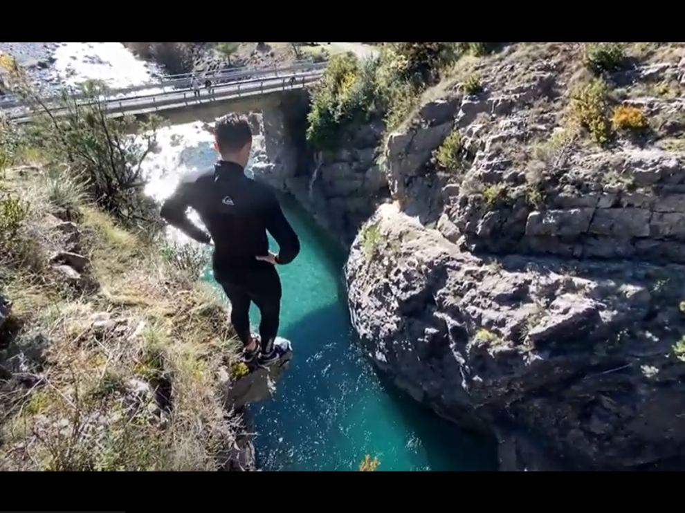 Una imagen de un miembro del grupo a punto de saltar al río Arazas, en el Parque de Ordesa.