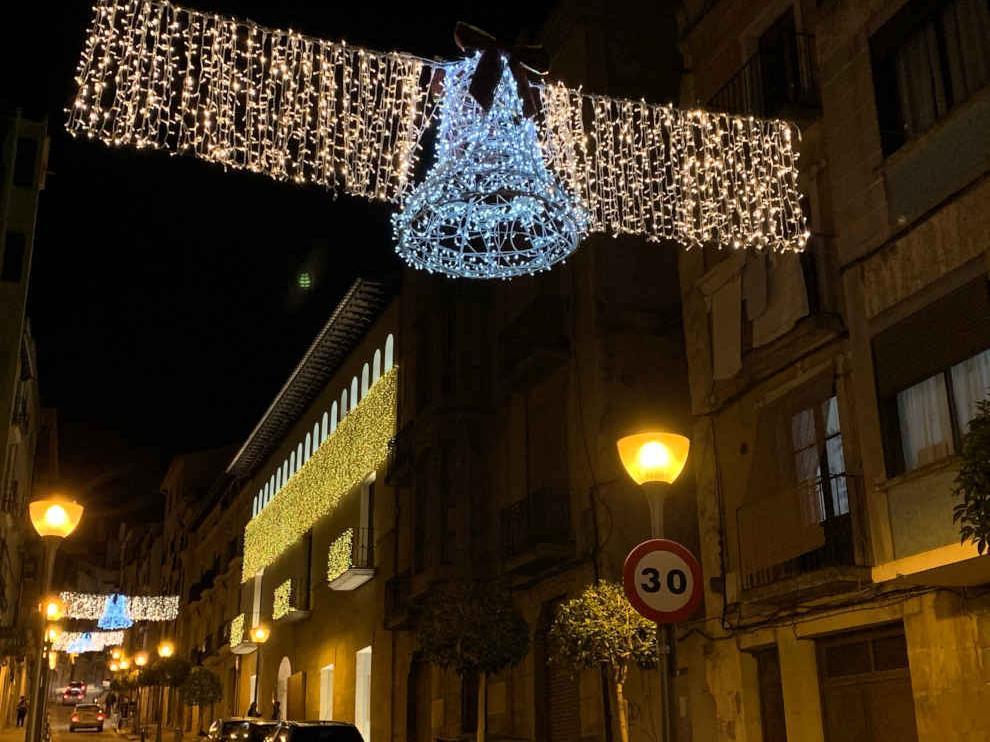 La calle Mayor cuenta con una nueva iluminación con bombillas de LED.