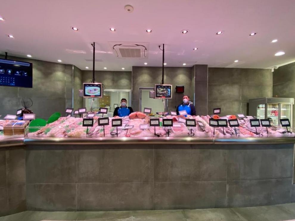 Los dos pescaderos contratados en la nueva lapescaderia_pv en el barrio de Parque Venecia en Zaragoza.