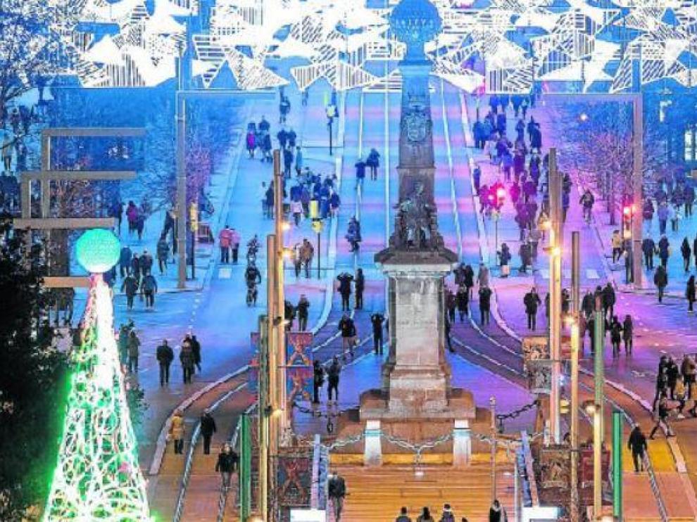 La iluminación navideña luce ya en numerosas localidades de Aragón. En la imagen, la plaza de Aragón de Zaragoza.