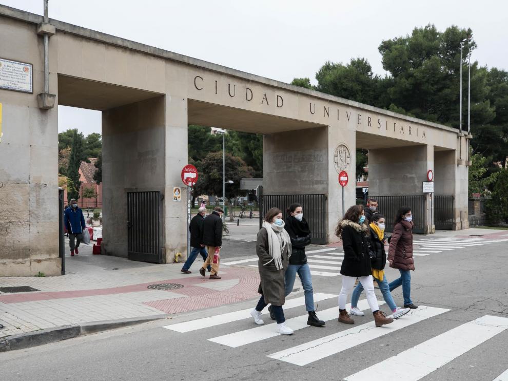 Un grupo de jóvenes en el campus de la Universidad de Zaragoza.