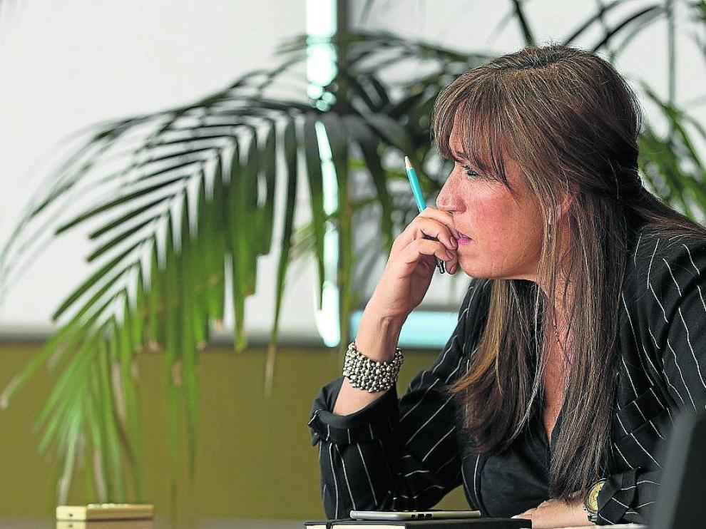 La consejera de Sanidad, Sira Repollés, en su despacho