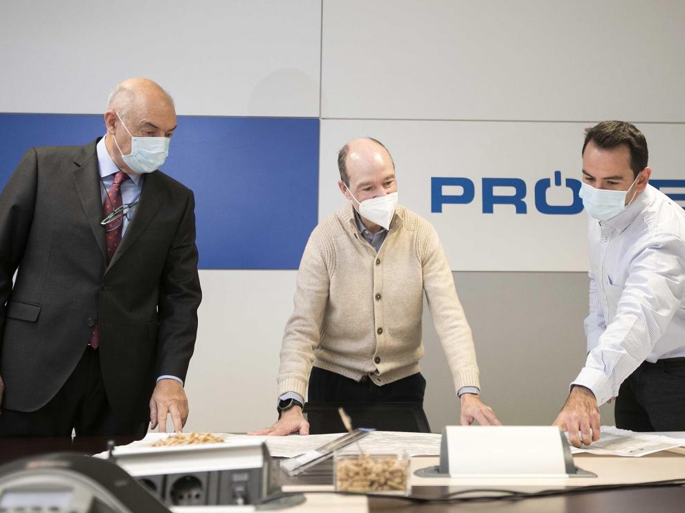 José Manuel Martínez, director general de Prodesa (izq.), con dos colaboradores, en la sede de la empresa en Plaza.