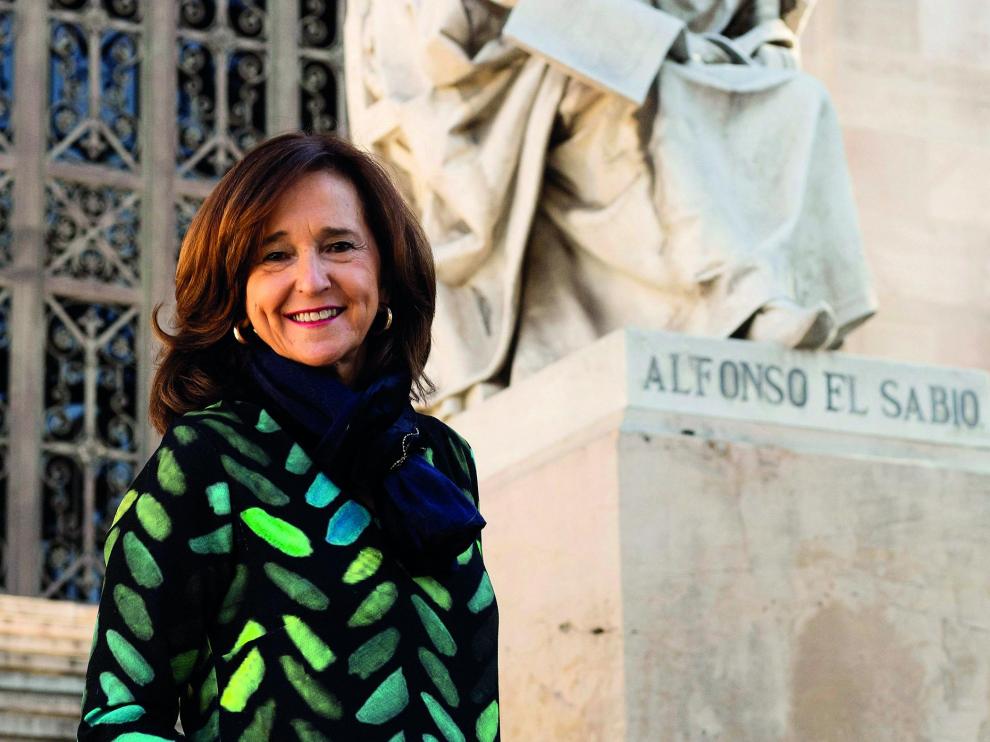 Ana Santos posa sonriente frente a la fachada de la Biblioteca Nacional, de la que es directora