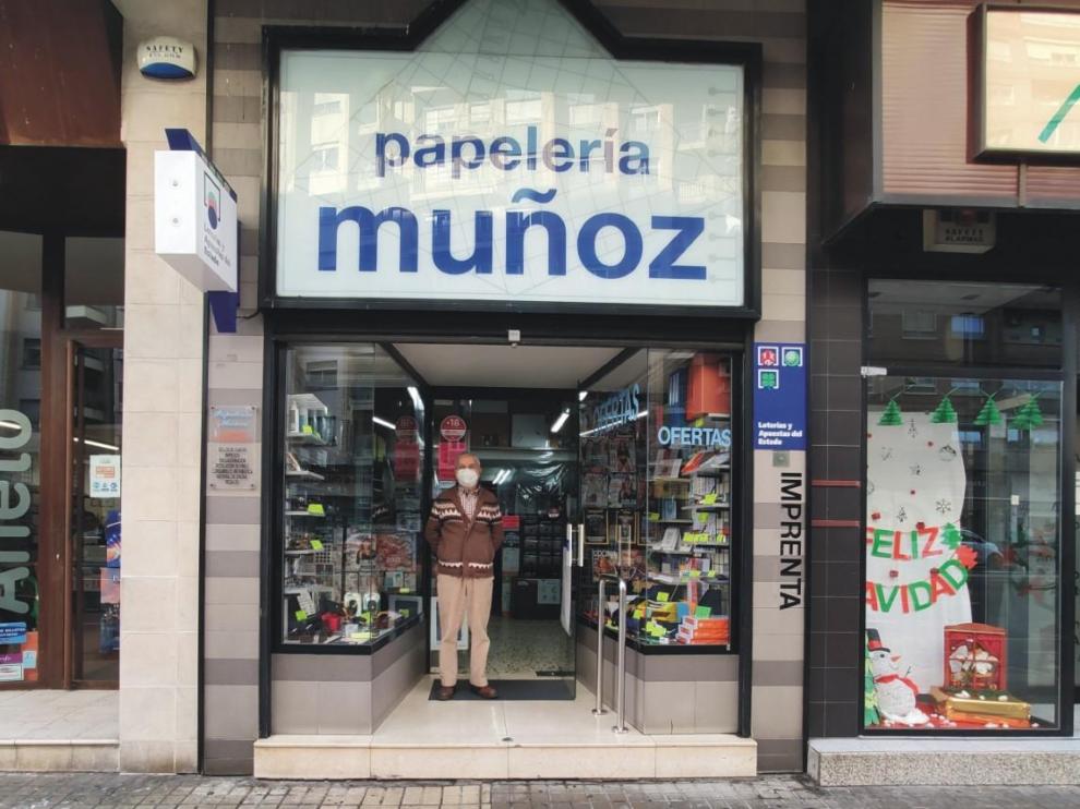 Rafael Muñoz, dueño de la papelería Muñoz, en la avenida de Goya en Zaragoza.
