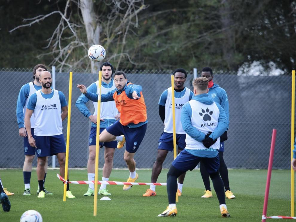 Pedro López cabecea en el entrenamiento del lunes.