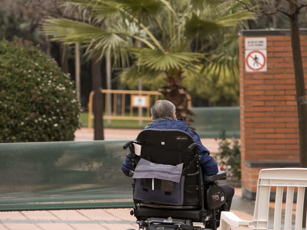 Un usuario pasea por los alrededores de una residencia de mayores de Zaragoza.