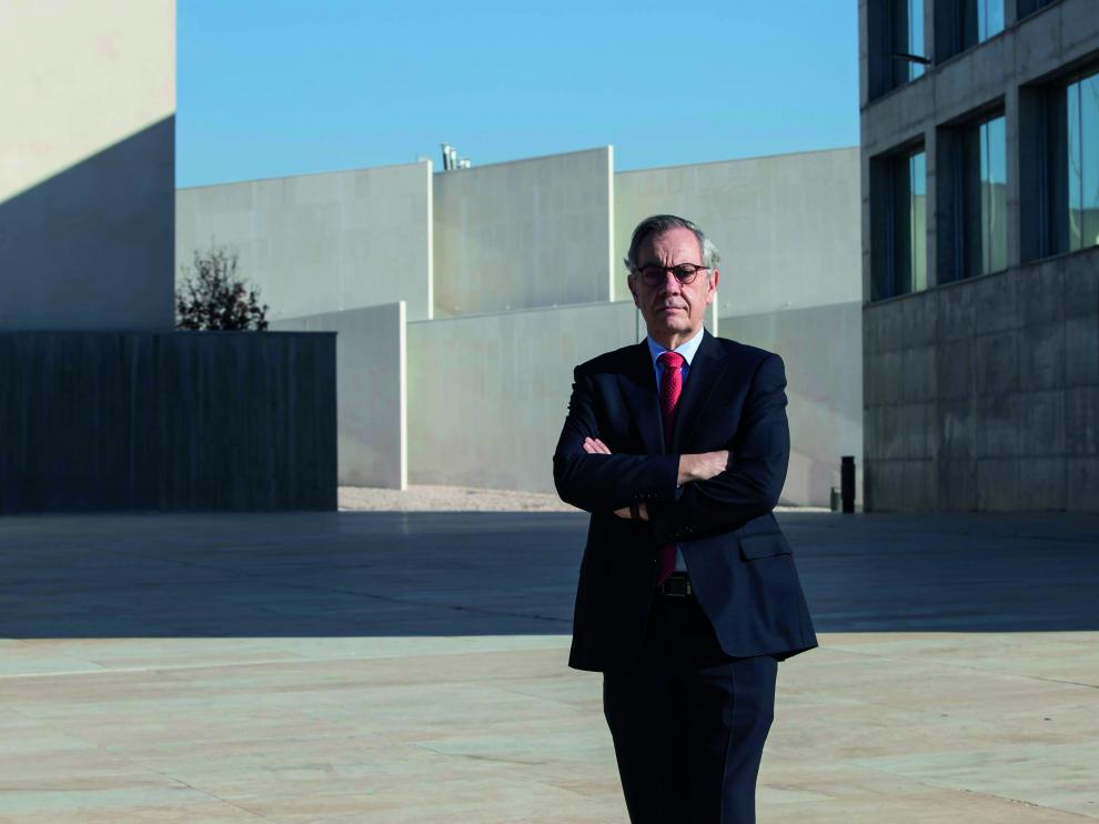Pedro Baringo, en el exterior de la Universidad San Jorge, en sus instalaciones de Villanueva de Gállego (Zaragoza)