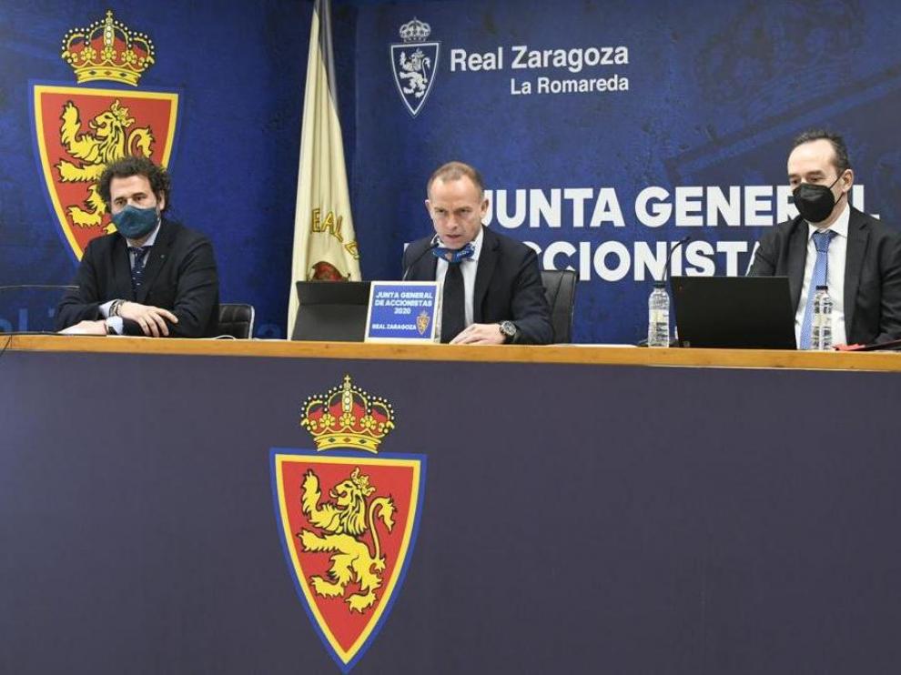 Christian Lapetra, en el centro, preside la Junta General de Accionistas del Real Zaragoza en la mañana de este martes. A la izda. de la foto, Mariano Aured, director financiero del club. A la dcha., Antonio García Lapuente, secretario.