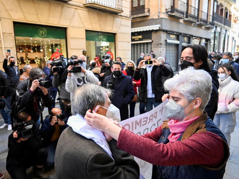 Los propietarios de la administración número 4 de Granada, en la calle Príncipe, celebran haber repartido el Gordo.