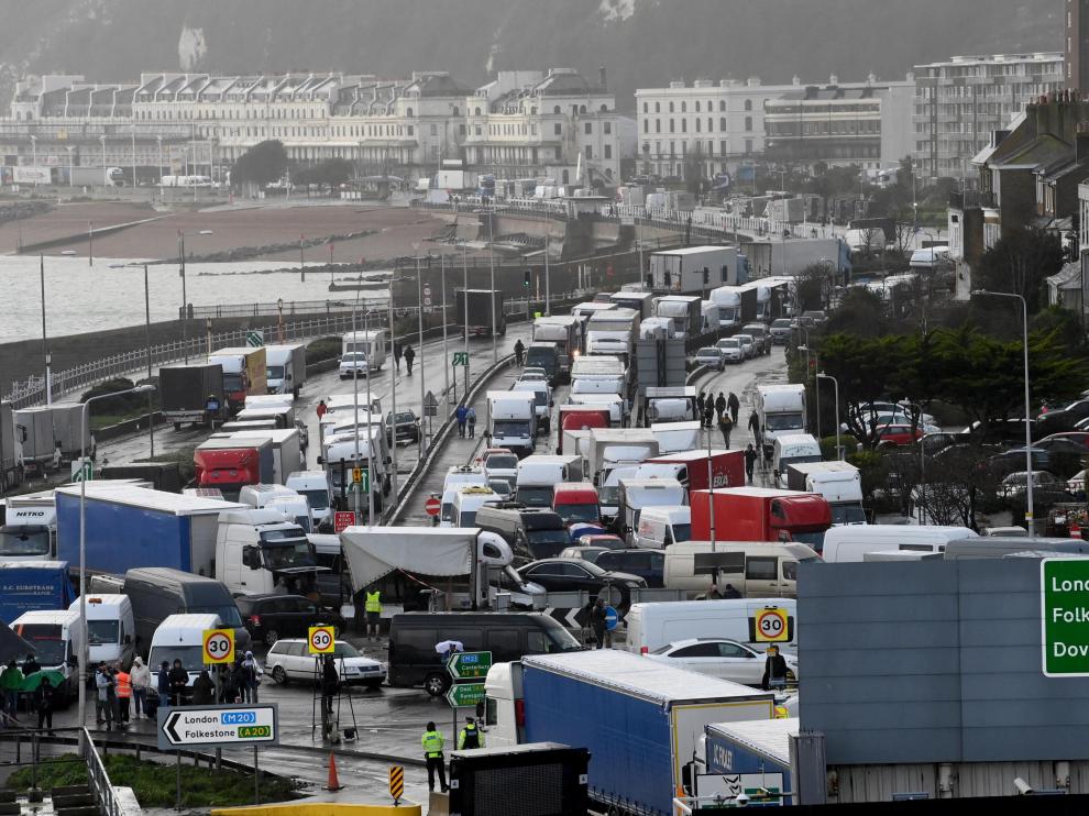Decenas de camiones se agolpan a la entrada del puerto de Dover tras la reapertura de la frontera.
