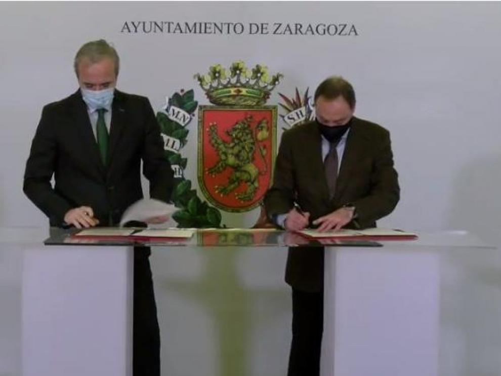 El alcalde, Jorge Azcón, y el decano del Colegio de Abogados, Antonio Morán, durante la firma del convenio