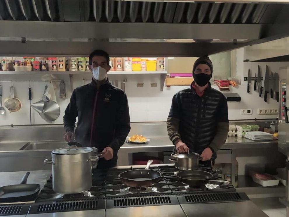 Héctor Puig y Javi Peris, guardas de La Renclusa, prepararán un menú especial para Nochevieja.
