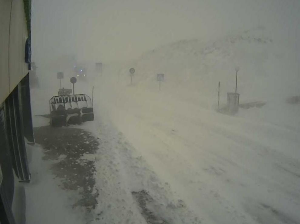 La nieve ha obligado al uso de cadenas en el paso fronterizo del Portalet este viernes.