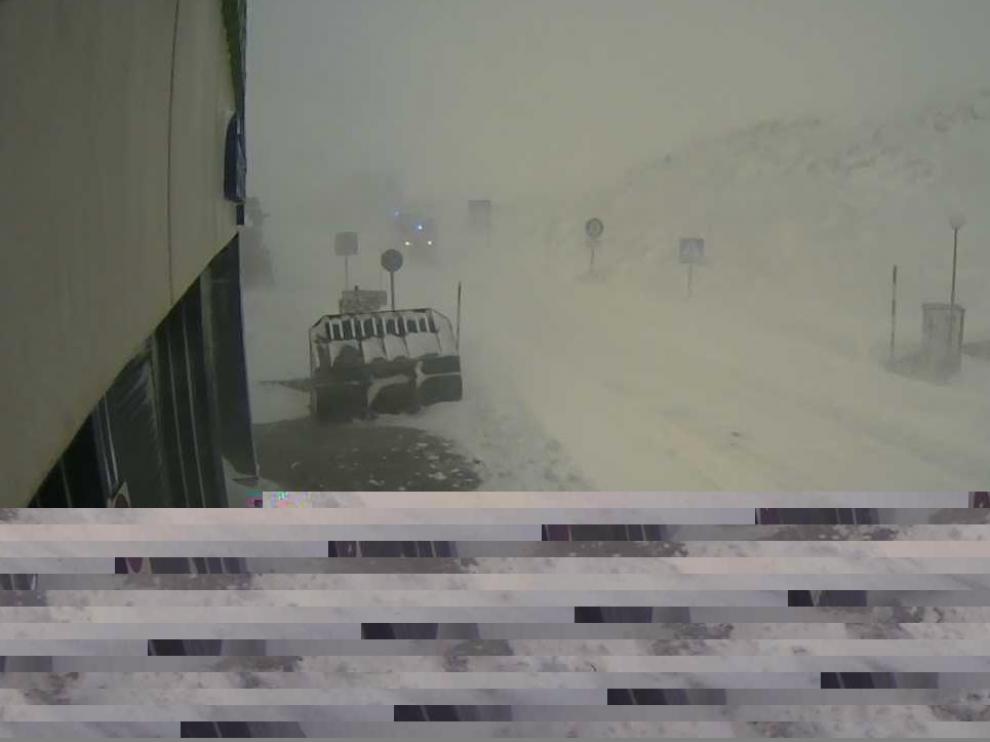 La nieve ha obligado al uso de cadenas en el paso fronterizo del Portalet este viernes.