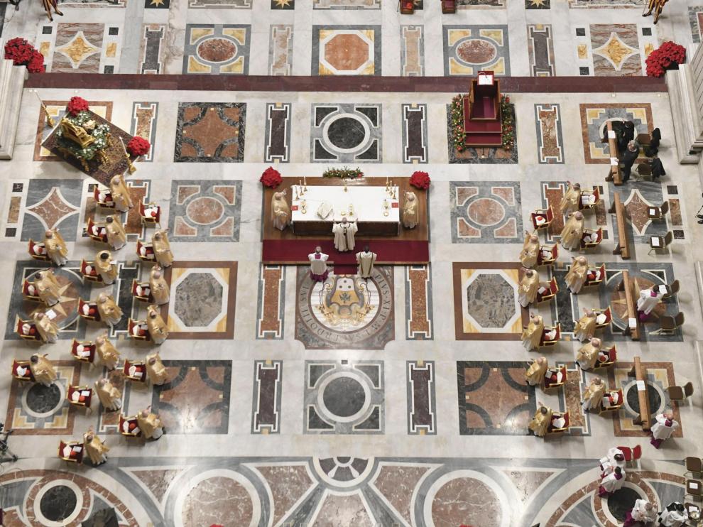 Vatican City (Vatican City State (holy See)), 24/12/2020.- A handout picture provided by the Vatican Media shows Pope Francis as he leads the Christmas night Mass in Saint Peter's Basilica at the Vatican City, 24 December 2020. (Papa) EFE/EPA/VATICAN MEDIA / HANDOUT HANDOUT EDITORIAL USE ONLY/NO SALES Pope Francis leads the Christmas night Mass in Saint Peter's Basilica