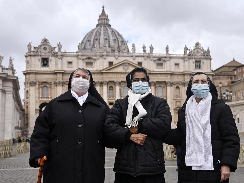 Tres monjas, esta mañana, en una plaza de San Pedro este año vacía a causa de la pandemia.