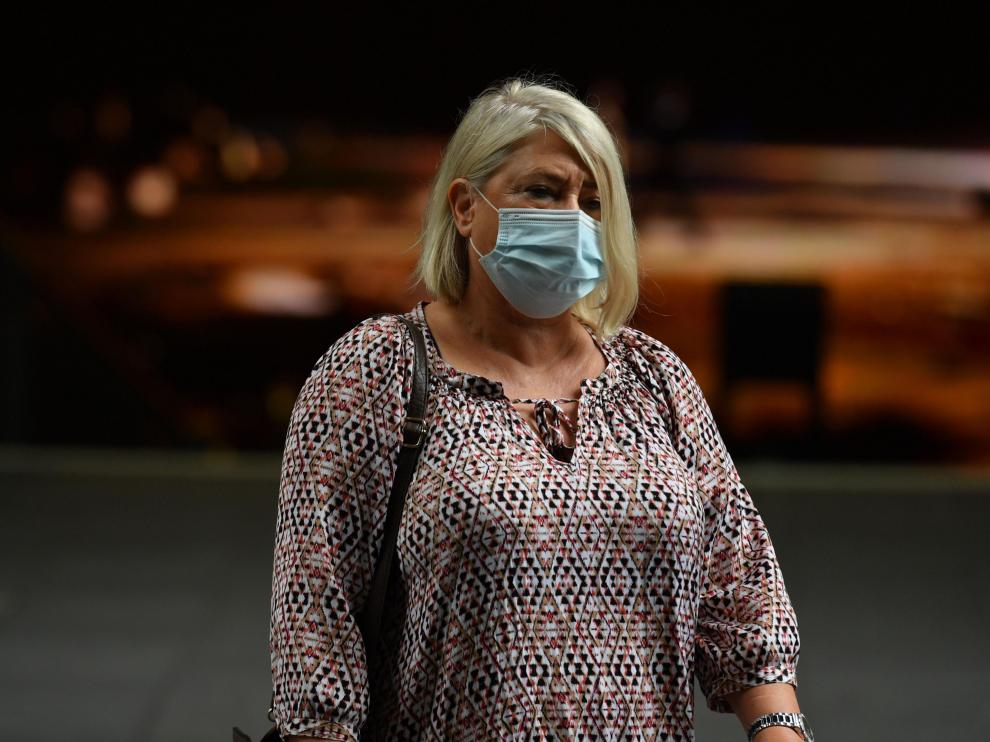 Una mujer usando mascarilla en Australia.