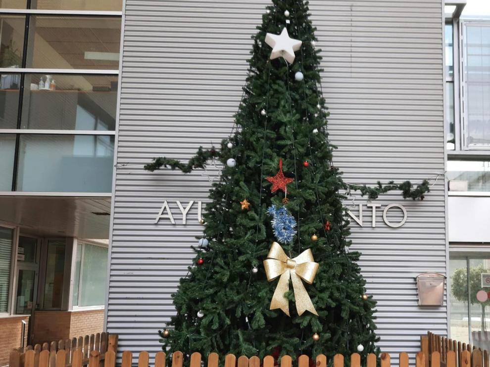 Árbol de Navidad en la puerta del Ayuntamiento de Cuarte
